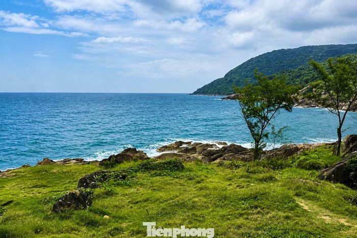 Bãi Đá Đen có thảm cỏ xanh mướt nên nhiều người thường tới đây "chill' ngay trên bờ. Một số lại tìm xuống phía dưới ghềnh đá sát biển để chụp được những bức ảnh đẹp. Chị V.A. (phường Sơn Trà, Đà Nẵng) cho hay trước đây đã từng đi cả 3 điểm Mũi Nghê, Hục Lỡ, bãi Đá Đen. So với hai điểm kia, bãi Đá Đen nhìn "thơ" hơn nhưng về mức độ nguy hiểm thì không nơi nào kém nơi nào.