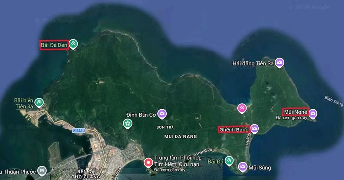  Trong khi đó, bãi Đá Đen là điểm đến nằm xa Mũi Nghê và Hục Lỡ, nhiều nhóm trekking thường đi theo hướng biển Tiên Sa để đến nơi này. Đây là điểm đến gây tò mò từ cái tên "Đá Đen". Theo tìm hiểu, tên gọi này do người dân địa phương đặt. Ở đây có nhiều tảng đá to màu đen, nằm xen kẽ, xếp chồng lên nhau tạo nên cảnh quan lạ mắt. 