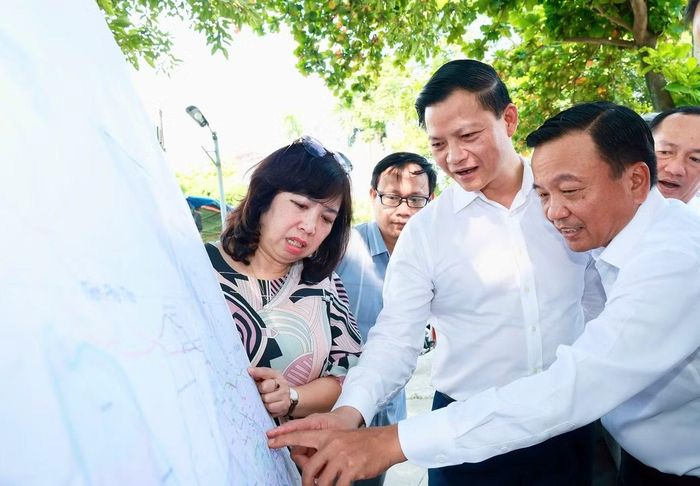 Đoàn công tác khảo sát một số địa điểm, phục vụ nghiên cứu phương án tuyến đường sắt đô thị kết nối từ trung tâm tỉnh Thái Nguyên đến Hà Nội.