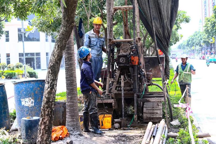 Máy khoan cùng công nhân được bố trí tại khu vực dải phân cách. Trên đường Lê Trọng Tấn có 8 vị trí khảo sát, trong đó 7 vị trí nằm trên dải phân cách đoạn từ ngõ 9 đến ngõ 2 và một vị trí tại khu vực dải phân cách thu hẹp, đối diện số 4 đường Lê Trọng Tấn﻿.
