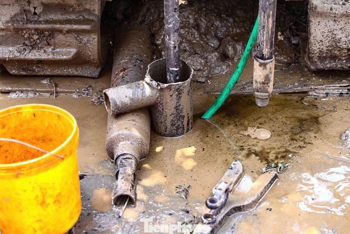 Trên đường Văn Khê, đơn vị thi công bố trí 8 vị trí khảo sát, gồm 6 vị trí trên dải phân cách từ ngõ 24 Văn Phú đến khu vực số 4 phố Văn Khê và 2 vị trí tại những đoạn dải phân cách thu hẹp. Đường kính hố khoan tối đa 152 mm, đường kính cần khoan 42 mm.