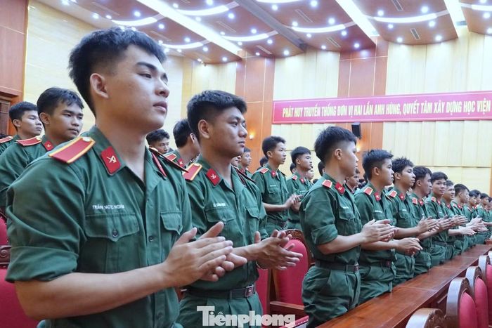 Hàng trăm đoàn viên Học viện Hậu cần tham gia cổ vũ tại hội thi.