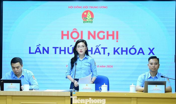 Chị Hồ Hồng Nguyên chủ trì hội nghị. Ảnh: Xuân Tùng