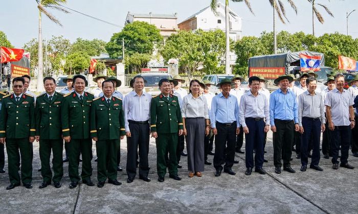 Các đại biểu chụp ảnh lưu niệm.