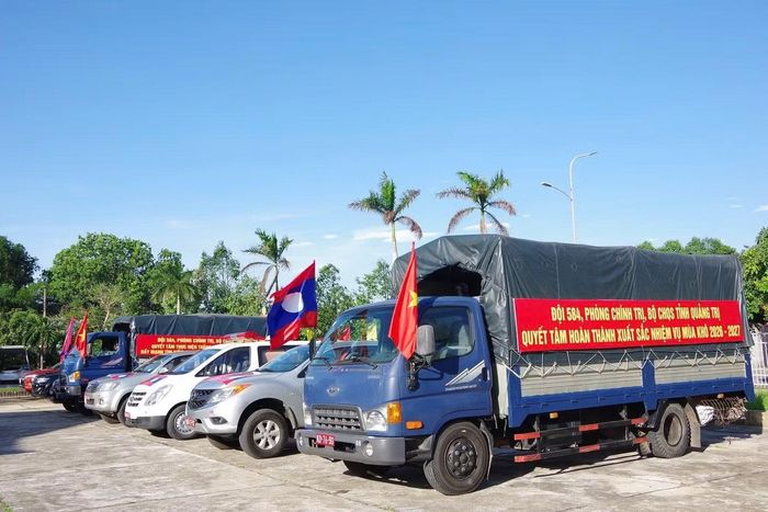 Đoàn xe phục vụ đội quy tập sẵn sàng lên đường.