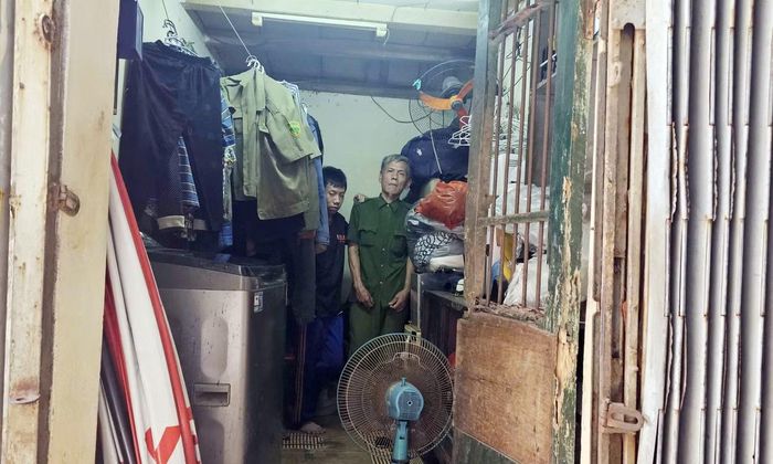 Căn nhà rộng khoảng 6m2 nằm trong ngõ 35 Nguyễn Công Trứ (phường Hai Bà Trưng, Hà Nội) là nơi sinh sống của ba bố con ông Vũ Văn Tấn.