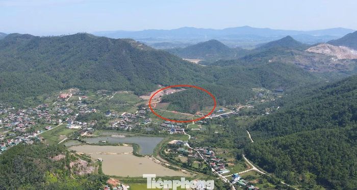 Mộ gạch đang được khai quật nằm tại khu Rú Bụt, dưới chân núi thuộc xóm 9 (xã Nam Giang, huyện Nam Đàn cũ), nay là xã Kim Liên. Hơn hai tháng trước, người dân đào đất để làm hàng rào thì múc trúng một số hàng gạch cách mặt đất chừng 50-70 cm. Nhận định phía dưới có thể là công trình di tích khảo cổ học﻿ nên người dân đã báo cáo với chính quyền địa phương.