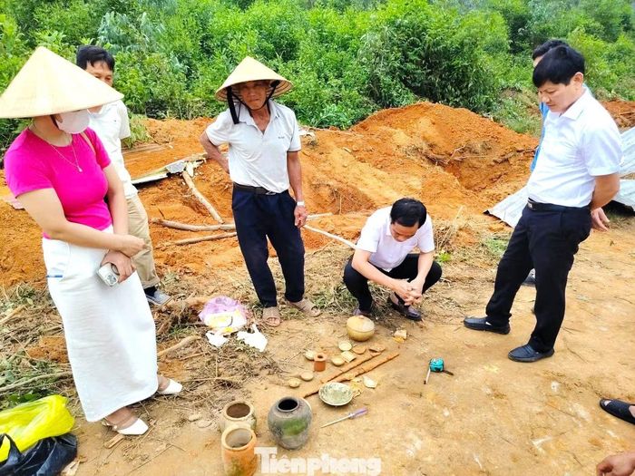 Quá trình khai quật trong mộ, đơn vị chức năng tìm thấy 2 kiếm sắt, một số hiện vật gốm.