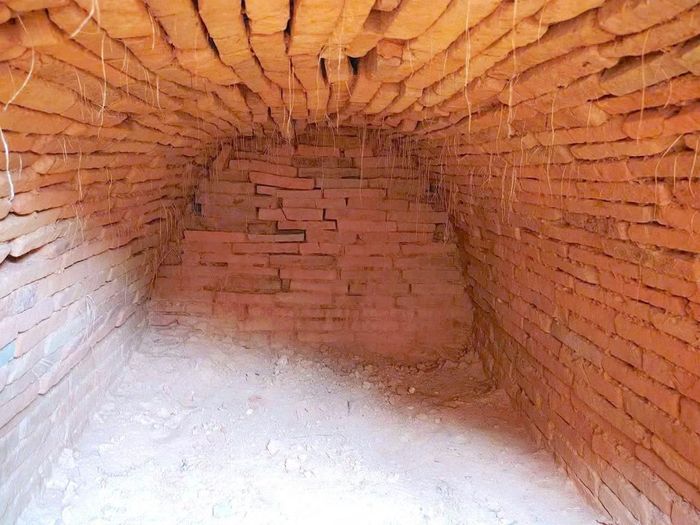 Ông Hồ Mạnh Hà - Phó phòng Quản lý Di sản văn hóa (Sở Văn hóa - Thể thao và Du lịch tỉnh Nghệ An), cán bộ tham gia việc khai quật - cho hay, bước đầu khai quật cho thấy đây có thể là một mộ gạch cổ, có kích thước dài 3,1 m, rộng 1,15 m và cao 1,05 m.