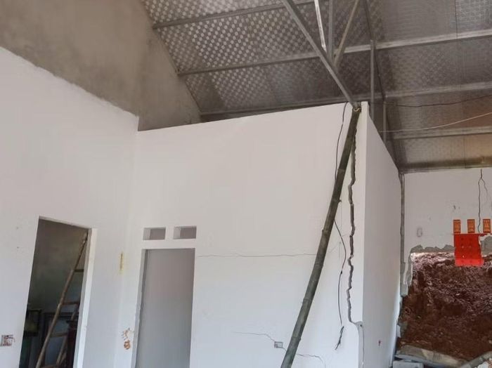 Do đất tràn vào nhà và tường bị nứt nhiều vị trí, bà Thảm và gia đình đã phải chuyển đến ở nhà người quen ở nơi khác.