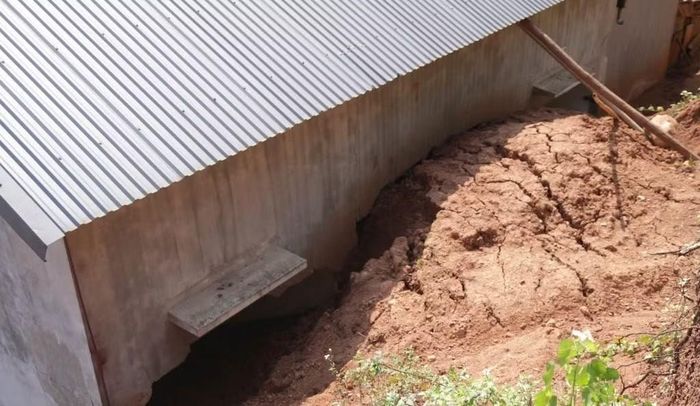 Lượng bùn đất sạt trượt dâng cao nhiều mét, lên đến gần mái nhà.