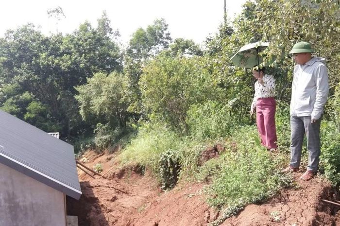 Các hộ dân ở tại khu vực sạt lở đã bị bùn đất sạt trượt vào sát nhà