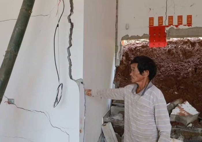 Ngoài vị trí tường bị thủng, ở nhiều khu vực khác, tường nhà bà Thảm còn bị nứt toác.
