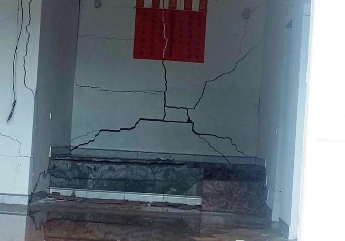 Nhà một số hộ dân trong khu vực cũng đang bị đất tràn vào và gây nứt