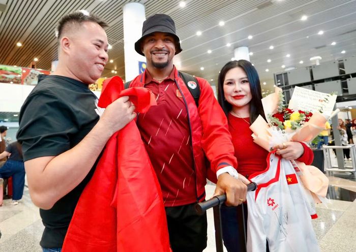 Nguyễn Xuân Son chụp ảnh cùng người hâm mộ đội tuyển Việt Nam tại Kuala Lumpur (ảnh Hữu Phạm)