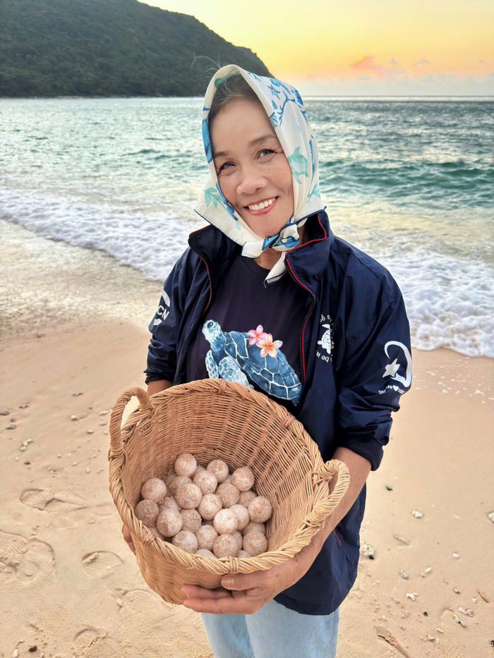 Bà Phượng bên rổ trứng rùa chuẩn bị cho hành trình ấp nở.