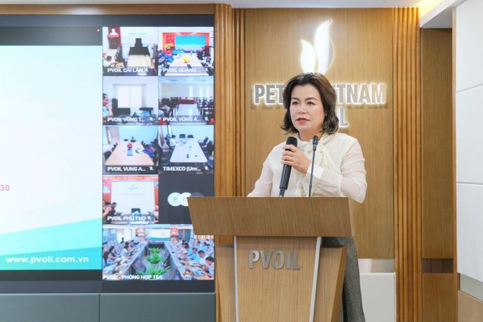 Bà Lê Thị Thu Hương – Phó Tổng Giám đốc PVOIL phát biểu khai mạc chương trình.
