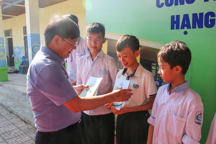 Đại diện BSR trao tặng học bổng cho các em học sinh có hoàn cảnh khó khăn, nỗ lực vươn lên trong học tập.