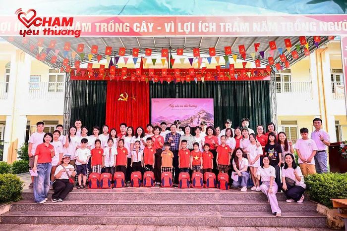 “Gieo Hy vọng” tập trung trao tặng ba lô, học phẩm và các vật dụng học tập thiết yếu, giúp học sinh có thêm hành trang bước vào năm học mới.
