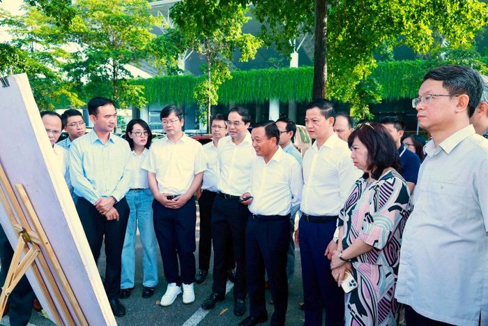 Lãnh đạo Bộ Xây dựng và lãnh đạo tỉnh Thái Nguyên khảo sát một số địa điểm để phục vụ nghiên cứu phương án tuyến đường sắt đô thị kết nối từ trung tâm tỉnh Thái Nguyên đến Thủ đô Hà Nội.