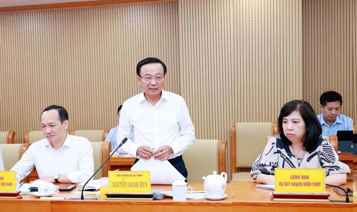 Thứ trưởng Bộ Xây dựng Nguyễn Danh Huy phát biểu tại buổi làm việc.