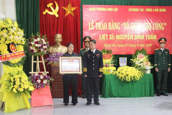 Đại diện Vùng 4 Hải quân, Lữ đoàn 146 và chính quyền địa phương trao bằng “Tổ quốc ghi công” và quà cho thân nhân các liệt sĩ hy sinh khi thực hiện nhiệm vụ bảo vệ chủ quyền biển, đảo của Tổ quốc.
