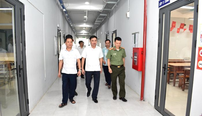 Lãnh đạo UBND tỉnh kiểm tra công tác chuẩn bị tổ chức thi lại tốt nghiệp THPT năm 2026 tại Điểm thi Trường THPT Chuyên Tuyên Quang. Ảnh: Cổng TTĐT tỉnh Tuyên Quang