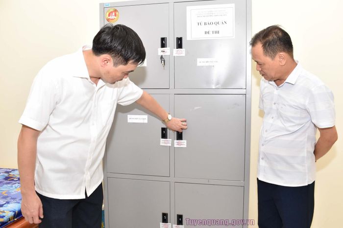 Phó Chủ tịch UBND tỉnh Đỗ Anh Tuấn kiểm tra tủ bảo quản đề thi, phục vụ công tác tổ chức kỳ thi. Ảnh: Cổng TTĐT tỉnh Tuyên Quang
