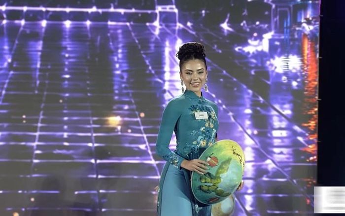 Các thí sinh tự tin trình diễn áo dài.