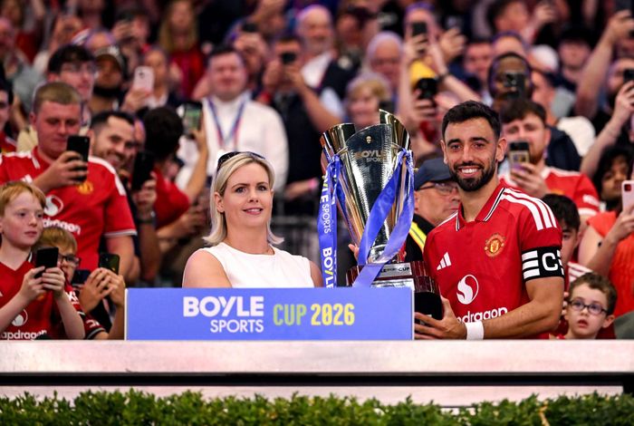 MU đoạt cúp sau trận giao hữu với Leeds - Ảnh: SunSport