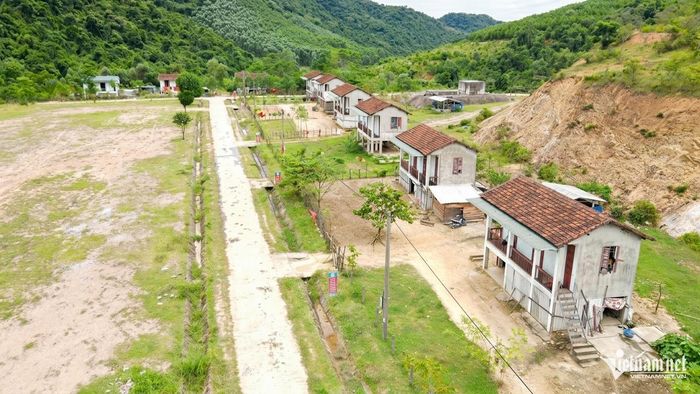 Dãy nhà kiên cố, cùng hạ tầng thiết yếu được đầu tư khiến Rào Tre đổi thay từng ngày