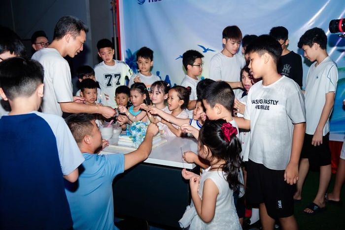 Các thành viên cùng thổi nến, cắt bánh và mừng sinh nhật tập thể