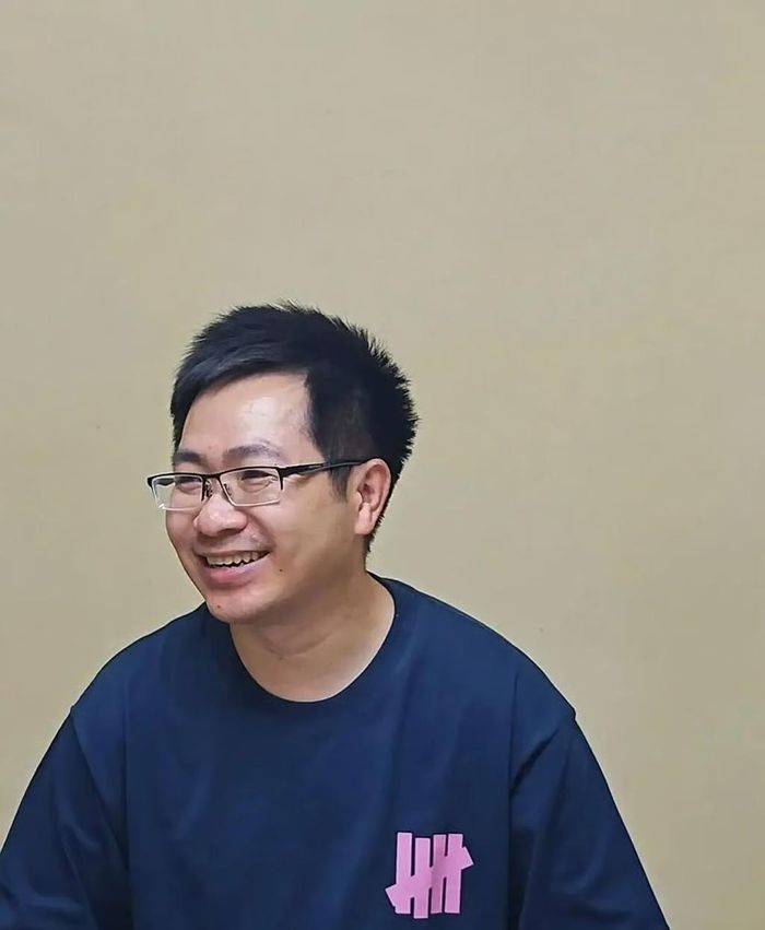Lý Long vui mừng khi nhận kết quả gaokao năm nay. Ảnh: QQ.com
