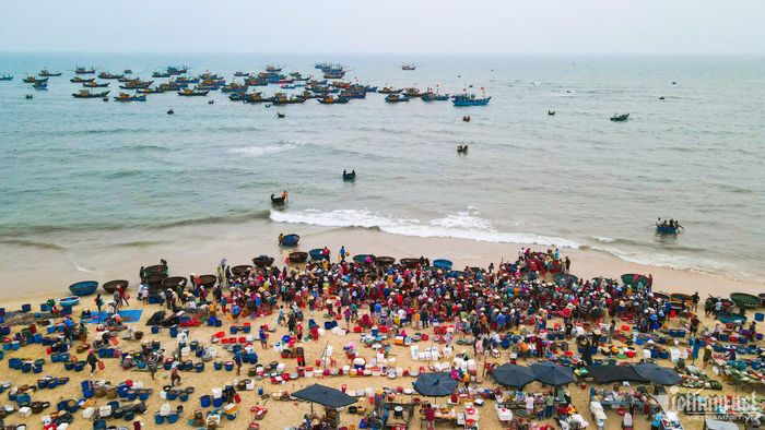 Khung cảnh họp chợ tại làng chài Tam Tiến