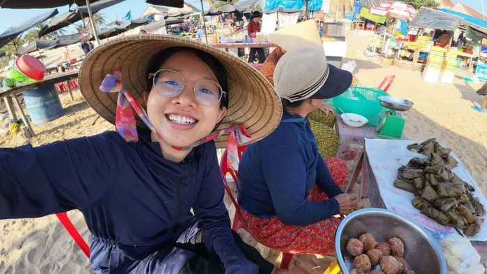 Nhiều bà con làng chài xuất hiện một cách tự nhiên, mộc mạc trong video của Duyên