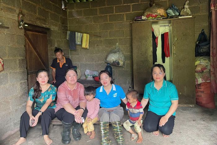 Đoàn công tác của phường Tân Giang đến nhà em Luân Thị Ngọc Cúc ngày 6/8 tìm hiểu, thông tin về các chính sách hỗ trợ của Nhà nước để gia đình đưa Cúc nhập trường đúng độ tuổi. Ảnh: UBND phường Tân Giang