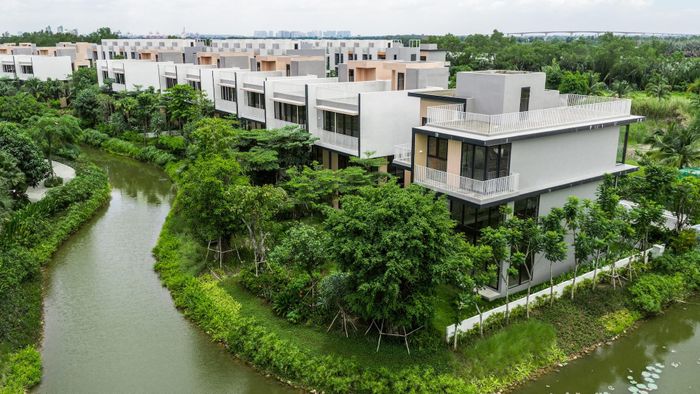 Dòng kênh nội khu len lỏi quanh các căn biệt thự, liền kề tại Ecovillage Saigon River. Ảnh: Phong Anh