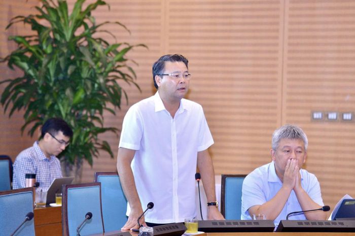 Giám đốc Ban Quản lý dự án đầu tư xây dựng công trình giao thông TP. Hà Nội Ngô Ngọc Vân báo cáo tại cuộc họp