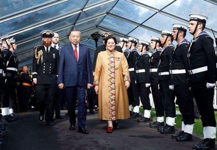 Tổng Bí thư, Chủ tịch nước Tô Lâm và Toàn quyền New Zealand Cindy Kiro duyệt Đội danh dự. Ảnh: TTXVN