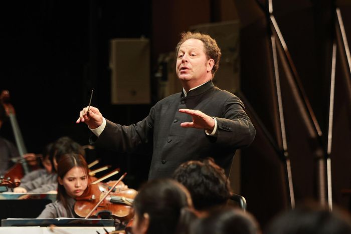 Nhạc trưởng khách mời John Axelrod.