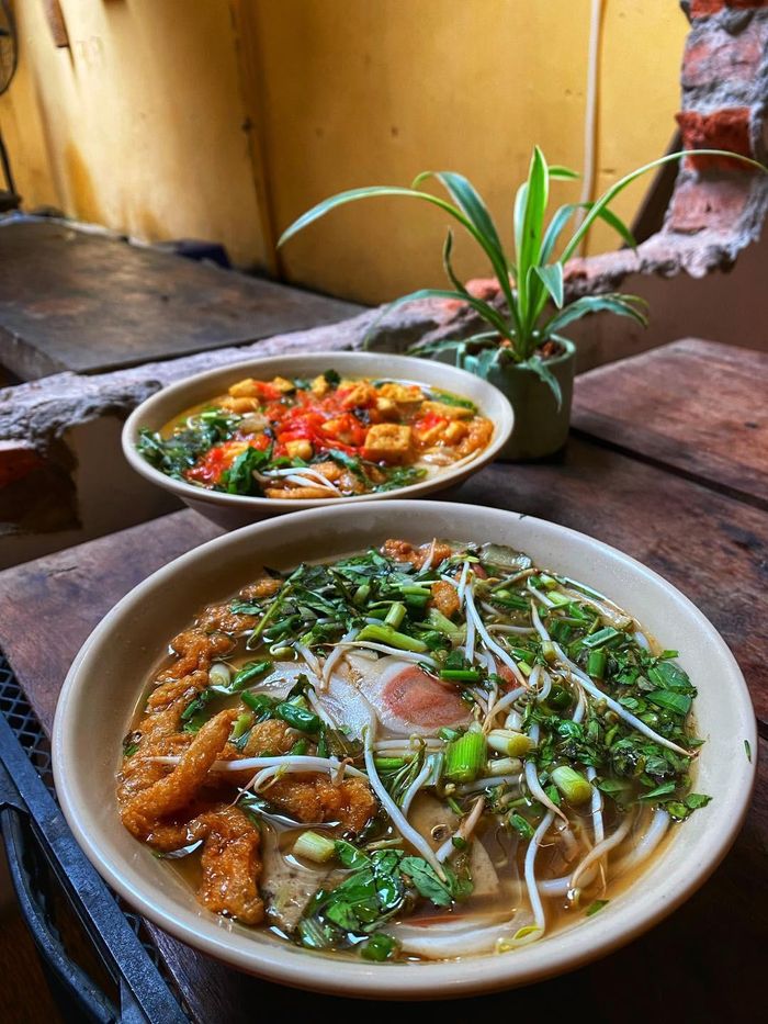 Bún riêu, bún bò hay gỏi cuốn là những món ăn được thực khách yêu thích tại quán. Ảnh: Chay vỉa hè