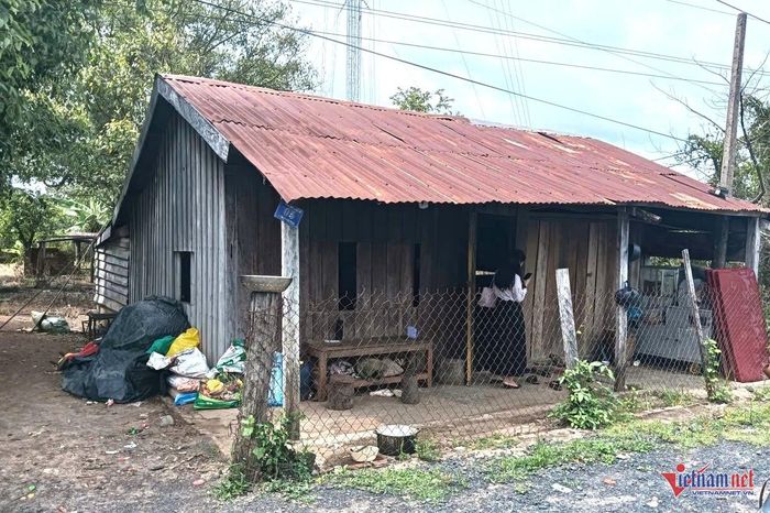 Giáo viên đi vận động học sinh trong buôn Đrang Phốk. Ảnh: TVL