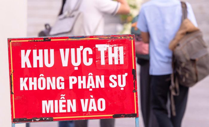Những người không có nhiệm vụ không được vào khu vực thi. Ảnh: ĐH