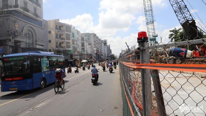 Đường Cách Mạng Tháng Tám đoạn qua khu vực Công viên Lê Thị Riêng, nơi đang rào chắn để thi công metro số 2. Ảnh: Tuấn Kiệt
