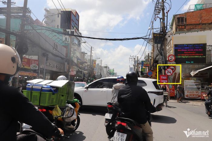 Tài xế cuống quýt quay đầu, tạt hẻm khi phát hiện phía trước cấm lưu thông. Ảnh: Tuấn Kiệt