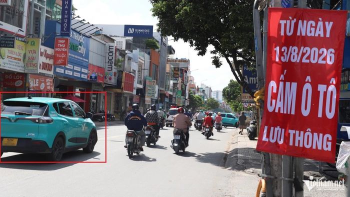 Hàng loạt ô tô vẫn lưu thông trên đường Cách Mạng Tháng Tám dù có lệnh cấm. Ảnh: Tuấn Kiệt