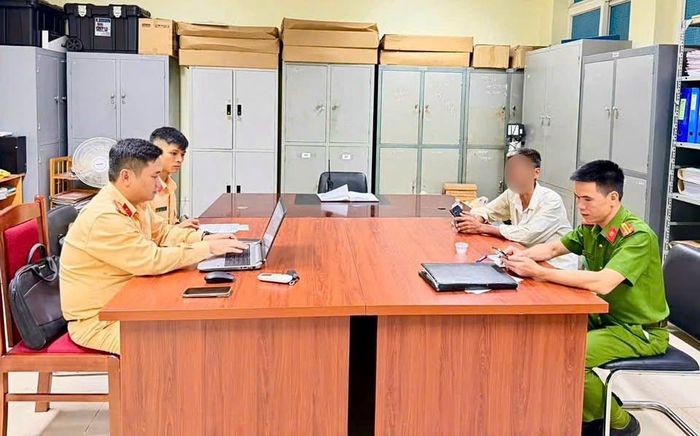 CSGT làm việc với chủ xe. Nguồn ảnh: Công an tỉnh Phú Thọ