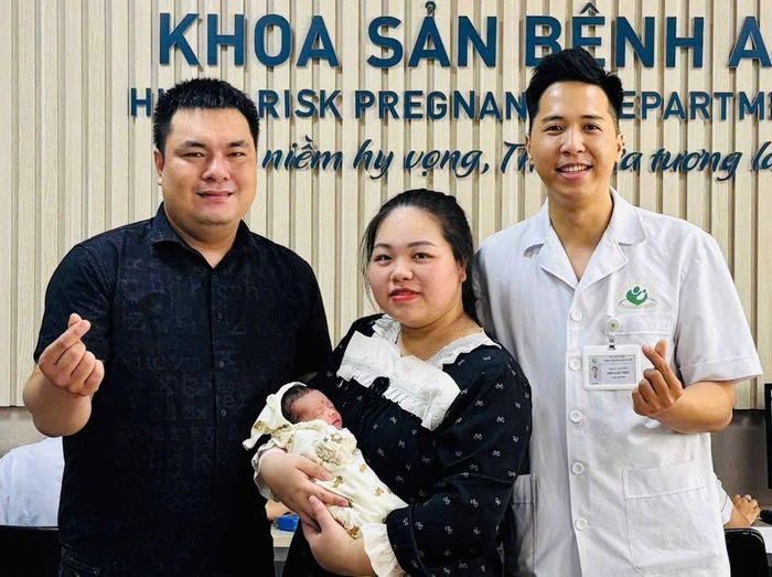 Bố mẹ bé hạnh phúc trước khi được xuất viện. Ảnh: BVCC