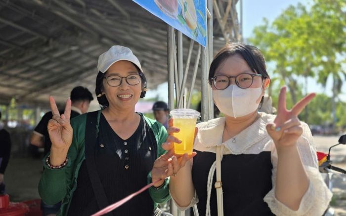 Bà Y Ửi, 83 tuổi, người dân tộc Ba Na (Quảng Ngãi) hành hương về Thánh địa (ảnh trái). Tình nguyện viên Lê Thị Cúc Lan (đội mũ) trao nước uống cho khách hành hương (ảnh phải).