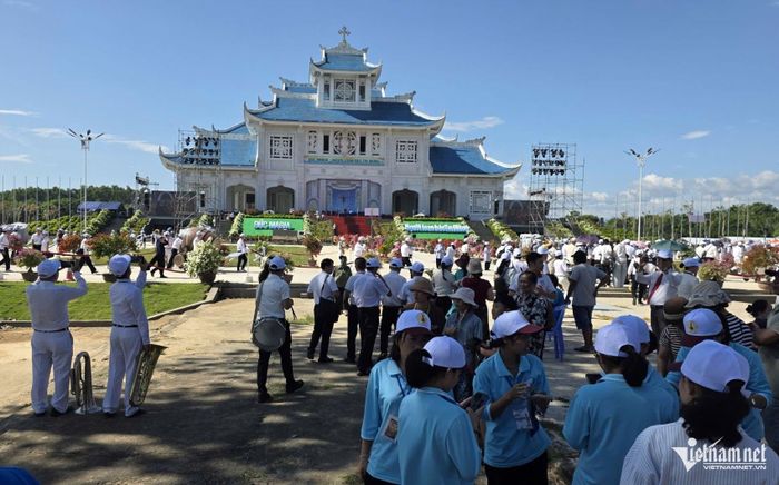 Đông đảo giáo dân, người hành hương đã có mặt tại Trung tâm hành hương từ sáng ngày 13/8